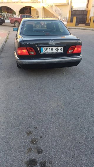 Mercedes-Benz E320 W210