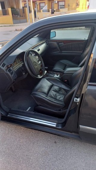 Mercedes-Benz E320 W210