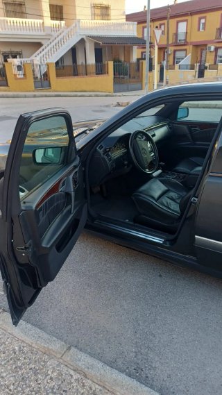 Mercedes-Benz E320 W210
