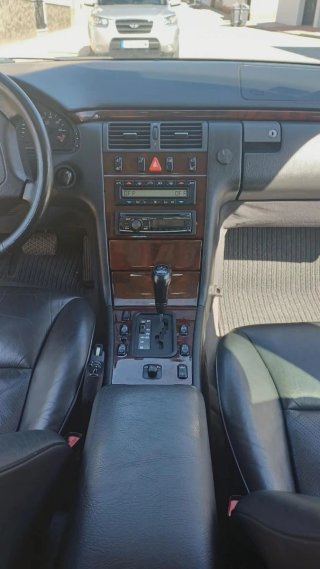 Mercedes-Benz E320 W210