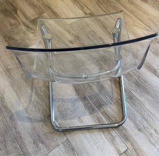 Sillas de salón transparentes y plateadas
