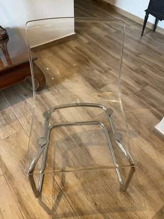 Sillas de salón transparentes y plateadas