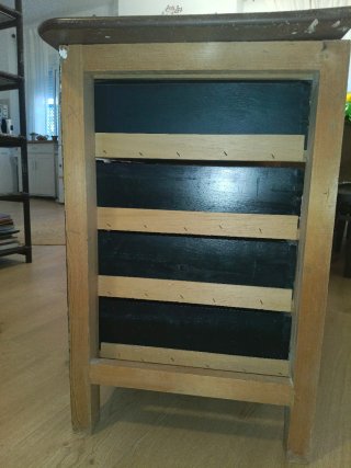 Cajonera de madera verde con 4 cajones