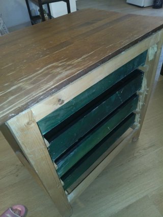 Cajonera de madera verde con 4 cajones