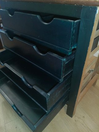 Cajonera de madera verde con 4 cajones