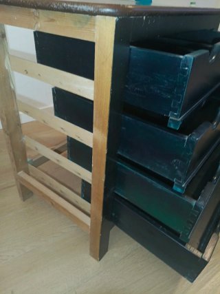 Cajonera de madera verde con 4 cajones