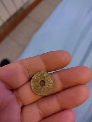 Monedas 1 de 100 pts y 2 de 25 pts