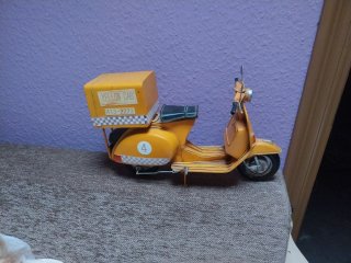 Moto decorativa amarilla
