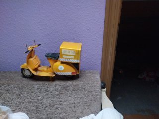 Moto decorativa amarilla