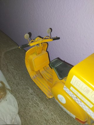 Moto decorativa amarilla