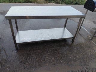 Mesa de acero inoxidable con estante
