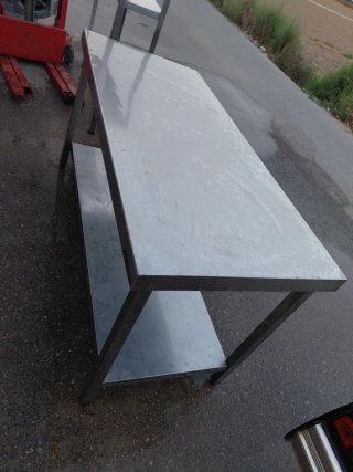Mesa de acero inoxidable con estante