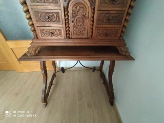 Mueble antiguo de madera tallada