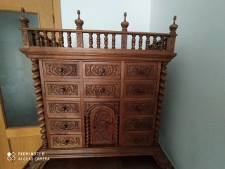 Mueble antiguo de madera tallada