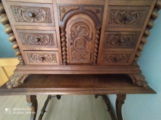 Mueble antiguo de madera tallada