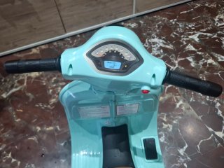 Vespa eléctrica infantil verde