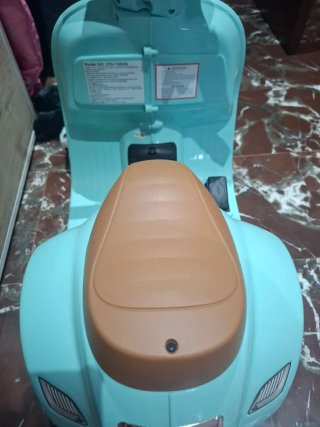 Vespa eléctrica infantil verde