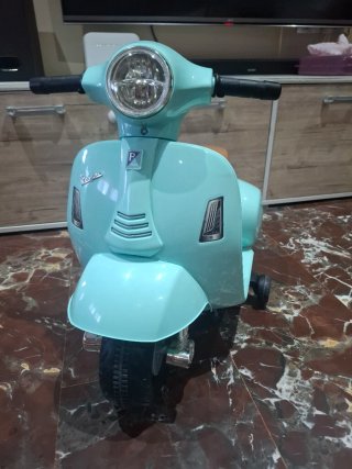 Vespa eléctrica infantil verde