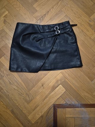 Falda cuero negra con hebillas