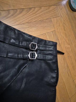 Falda cuero negra con hebillas