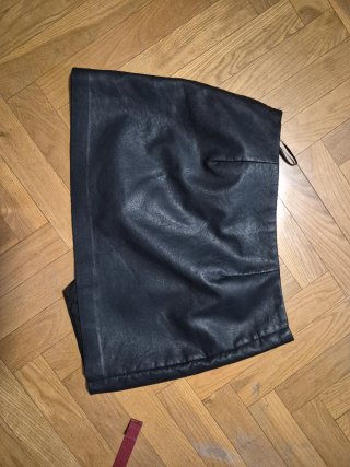 Falda cuero negra con hebillas
