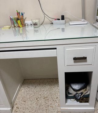 Escritorio de madera blanco