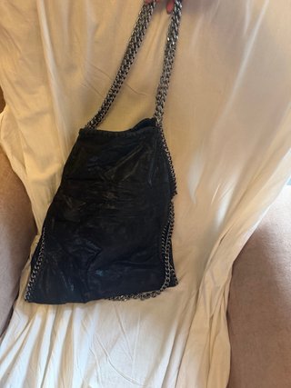 Bolso negro con cadena