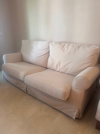 Sofá de tela beige