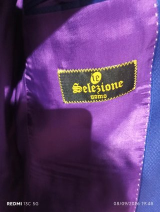 Traje de chaqueta azul con forro morado