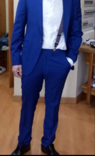 Traje de chaqueta azul con forro morado