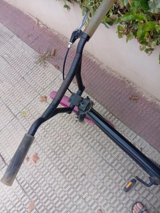 Bici BMX Negra Ruedas Rosas, para arreglar cadena