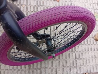 Bici BMX Negra Ruedas Rosas, para arreglar cadena