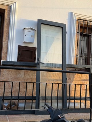 Puerta aluminio /gris oscuro antracita