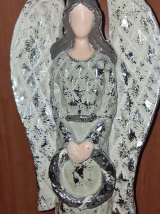 Ángel decorativo blanco y plateado