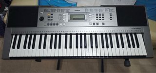 TECLADO YAMAHA PSR-E353, con su soporte y embalaje