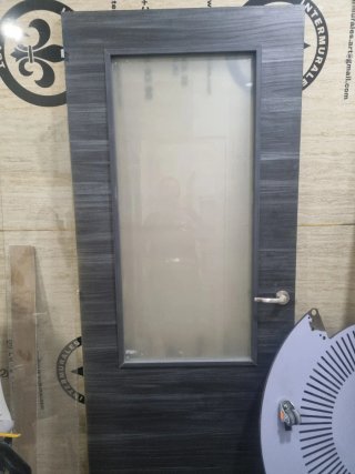 Puerta con cristal oscuro con marco