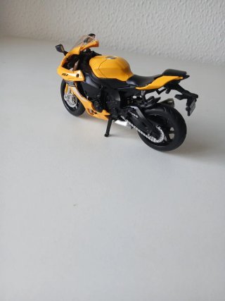 Moto Yamaha YZF R1 Escala 1:18