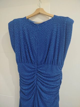 Vestido midi azul con hombreras y escote redondo