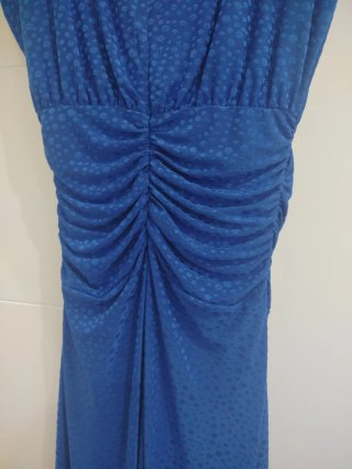Vestido midi azul con hombreras y escote redondo