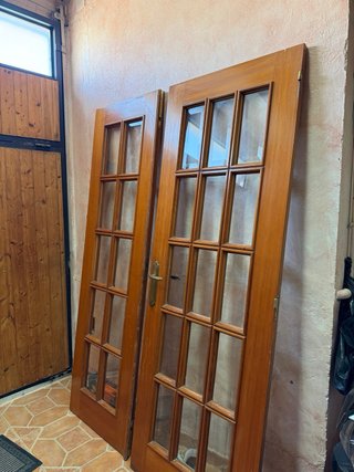 Puerta doble de madera con cristales