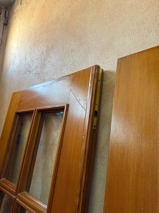 Puerta doble de madera con cristales