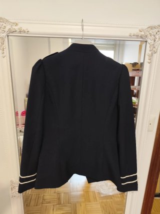 Blazer negro con cordones y botones
