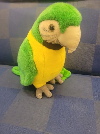 Peluche de loro verde y amarillo