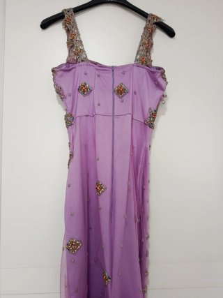 Vestido largo morado y dorado con volantes