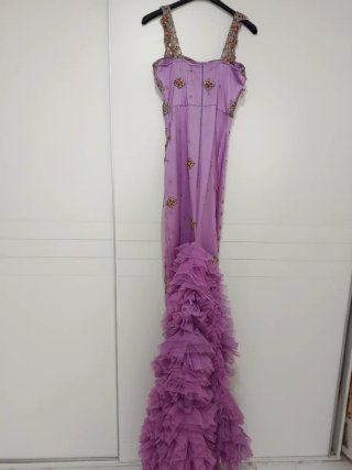 Vestido largo morado y dorado con volantes