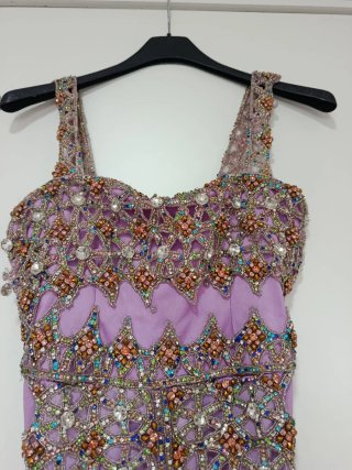 Vestido largo morado y dorado con volantes