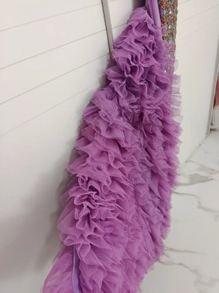 Vestido largo morado y dorado con volantes