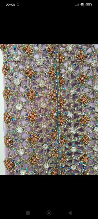 Vestido largo morado y dorado con volantes