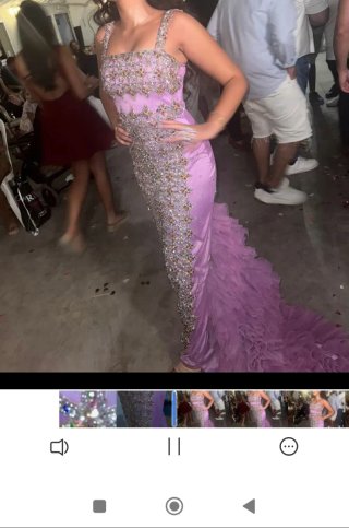 Vestido largo morado y dorado con volantes