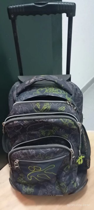 Mochila Totto con ruedas y múltiples bolsillos